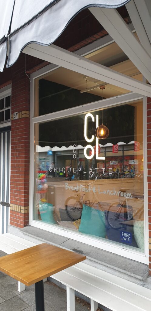 Chique o latte Led letters doosletters raambelettering den haag breda