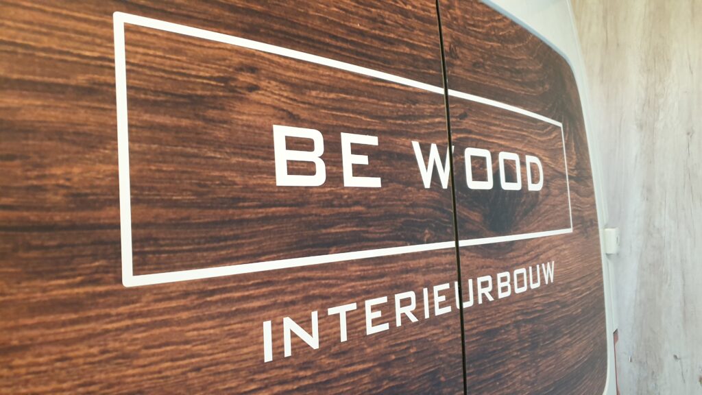 Be Wood interieurbouw belettering renault master