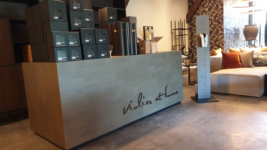 violier at home IJzendoorn gevelreclame reclamezuil interieurreclame freesletters