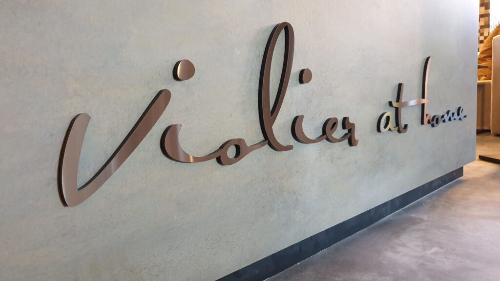 violier at home IJzendoorn gevelreclame reclamezuil interieurreclame freesletters