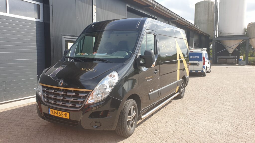 autobelettering voertuigreclame Mori interieurs Barneveld