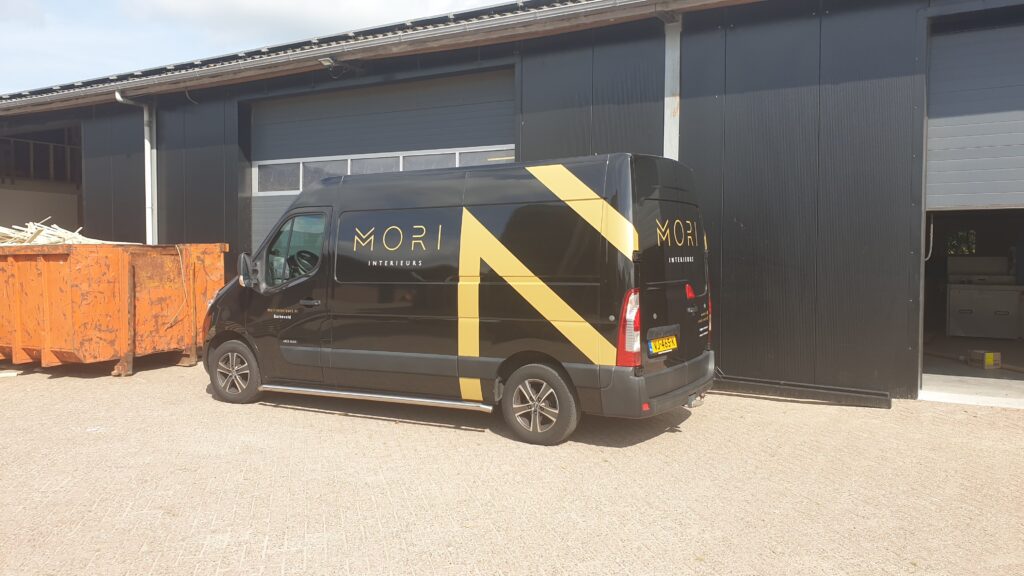 autobelettering voertuigreclame Mori interieurs barneveld